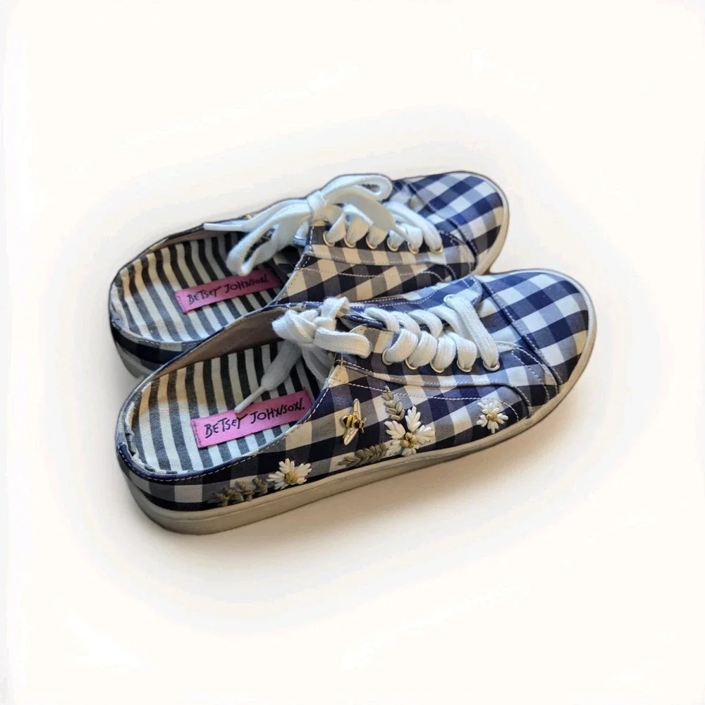 Betsey Johnson Edna Gingham Daisy Bee Embroidered‎ Sneakers Blue White 7.5M**